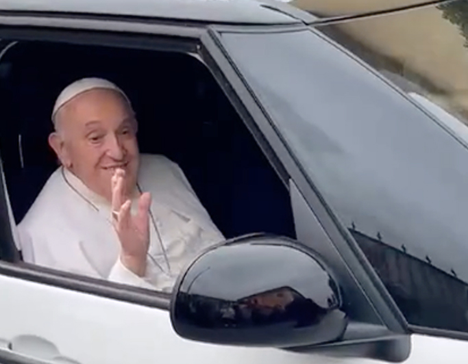 Visita a sorpresa di Papa Francesco in una parrocchia di Roma: è festa nel quartiere (VIDEO) 1