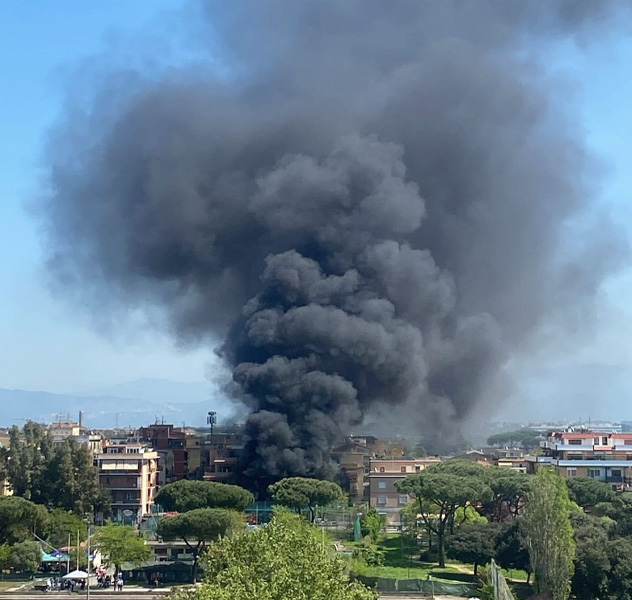 Roma, bus in fiamme sprigiona fumi tossici in un ampio quadrante: tre feriti (VIDEO) 10