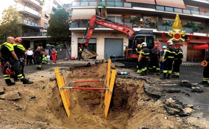 Strada crolla per il tunnel scavato dalla banda del buco: cinque persone indagate 1