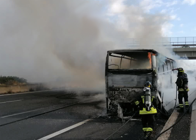 Paura sul Grande Raccordo Anulare: autista si lancia fuori dal bus turistico in fiamme 2