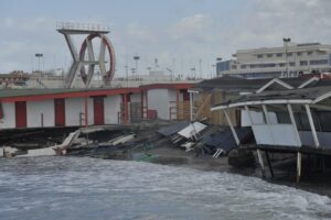 Ostia, la mareggiata torna ad aggredire il litorale: altri danni alle strutture e detriti in acqua (VIDEO)