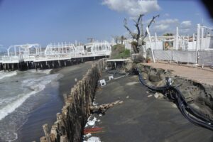 Ostia, la mareggiata torna ad aggredire il litorale: altri danni alle strutture e detriti in acqua (VIDEO)