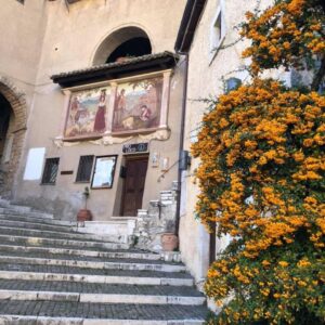 Gita fuoriporta a Cervara, il “Paese degli artisti”: itinerario tra borgo e natura