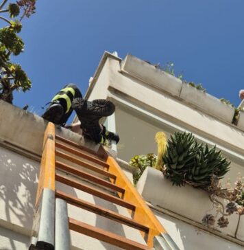 Civitavecchia, anziani coniugi intrappolati in casa dopo una caduta: salvati dai Vigili del Fuoco