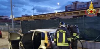 Civitavecchia, auto a fuoco in piena notte: intervento dei Vigili del Fuoco evita il peggio