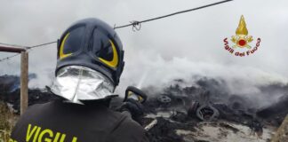 Rogo di Ardea, aperto un fascicolo della Procura. Vigili sul fuoco ancora sul posto