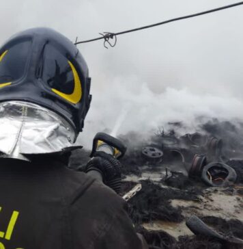 Rogo di Ardea, aperto un fascicolo della Procura. Vigili sul fuoco ancora sul posto