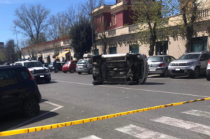 Pauroso incidente stradale a Ostia: anziano si ribalta con l’auto e finisce in ospedale 2
