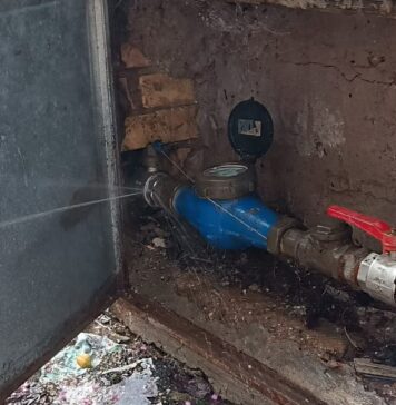 Perdita d’acqua ad Ostia. I residenti: “Tante segnalazioni ma nessun intervento”
