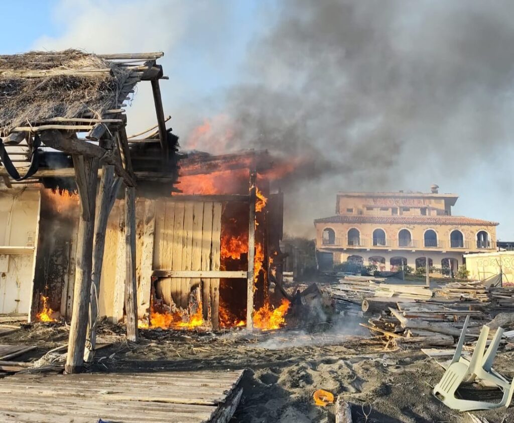 Ostia: incendio alla Casetta, lo stabilimento abbandonato dal Campidoglio ai vandali (VIDEO) 1