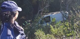 Via Litoranea, furgone precipita nel burrone: in corso le operazioni per il recupero (VIDEO)