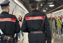 I carabinieri impegnati in un controllo nella metropolitana