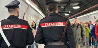 I carabinieri impegnati in un controllo nella metropolitana