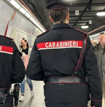 I carabinieri impegnati in un controllo nella metropolitana