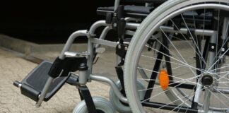 Axa, la denuncia di un residente: “Hanno rubato la carrozzina di mia moglie invalida e l’hanno tirata contro le auto in sosta”