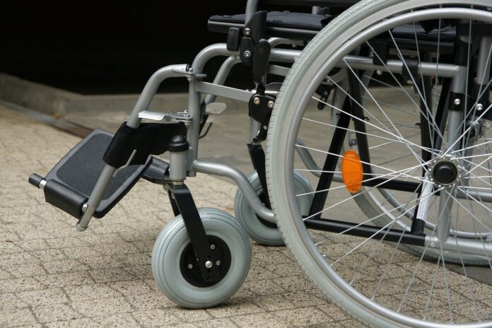 Axa, la denuncia di un residente: “Hanno rubato la carrozzina di mia moglie invalida e l’hanno tirata contro le auto in sosta”