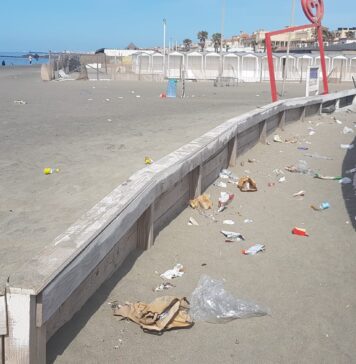 Ostia a maniche corte fa il pienone ma i varchi a mare sono luridi