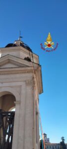 Roma, chiesa Trinità dei Monti: lastra pericolante a quaranta metri di altezza