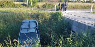 Ostia, grave incidente tra auto e moto: arriva l'eliambulanza