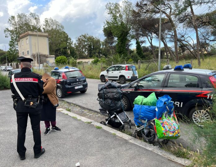 Ostia, controlli antidegrado: carabinieri sgomberano mercatino abusivo, Daspo urbano per nove persone