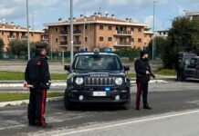 Spari in strada a Guidonia, due uomini feriti