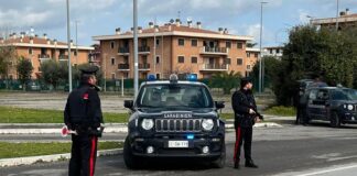 Spari in strada a Guidonia, due uomini feriti