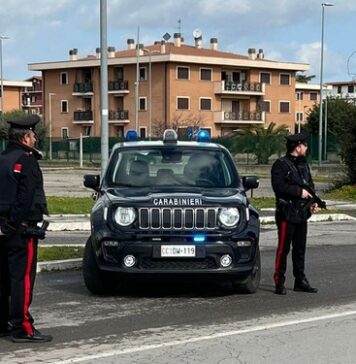 Spari in strada a Guidonia, due uomini feriti