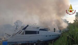 Fiumicino, incendio in piena notte in un cantiere nautico: si indaga sulle cause