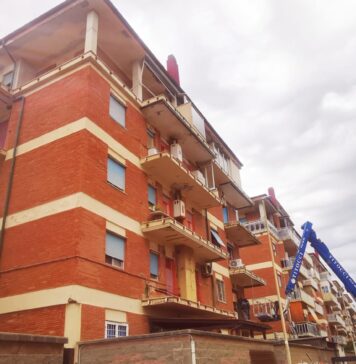 Ostia, blitz alle case comunali: si rimuovono le ringhiere dai balconi. Inquilini reclusi