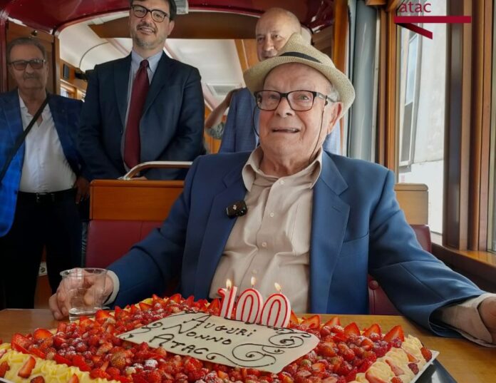 Roma, ex autista “Nonno Atac” compie 100 anni e torna sul bus
