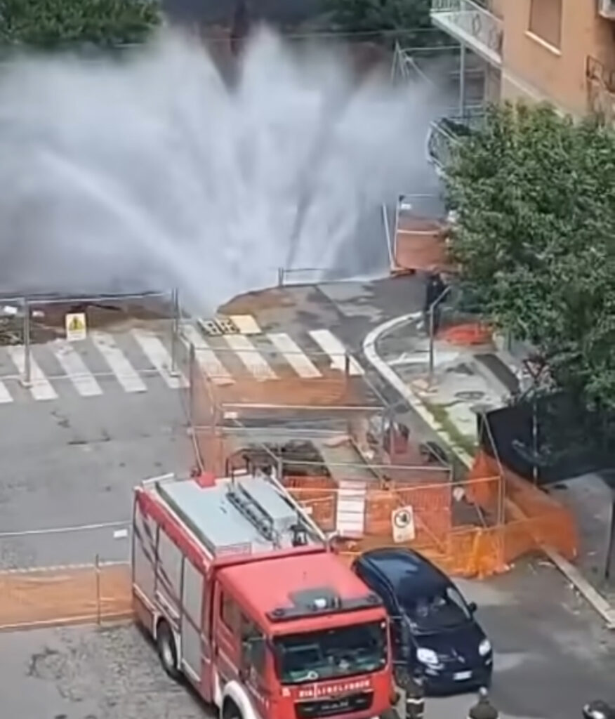 Quadraro, esplode la condotta: colonna d'acqua di 5 metri. Rischio crolli, evacuata la scuola (VIDEO) 1