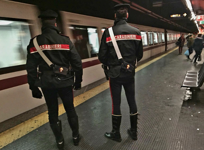 Panico nella metro San Giovanni: uomini armati di coltello bloccati dall'Italpol 1