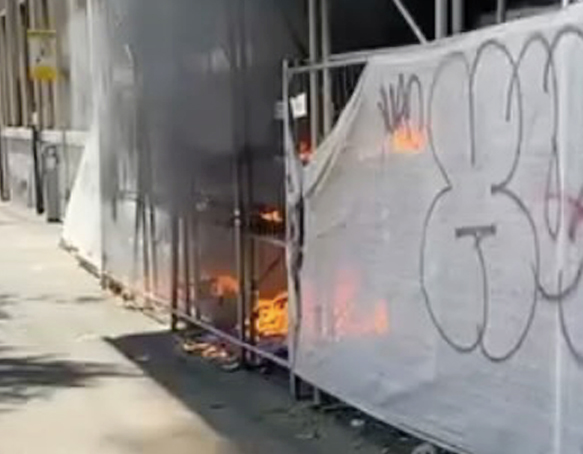 Incendio in un cantiere all'Esquilino: il rogo è esploso a ridosso di una scuola (VIDEO) 1