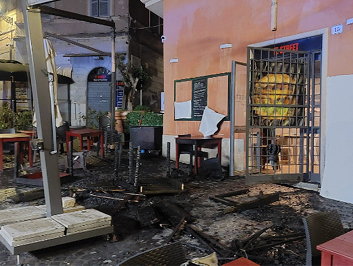 Notte di fuoco a Tivoli: fiamme appiccate in un locale già colpito da altri roghi 1