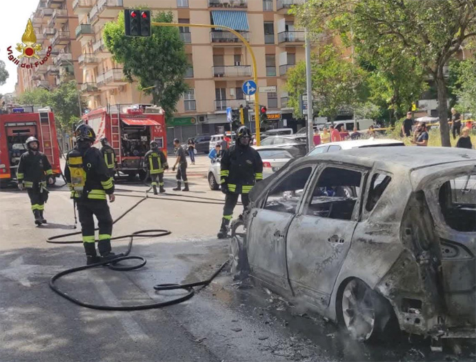 Paura al Prenestino: fiamme esplose in strada coinvolgono le auto in un parcheggio (VIDEO) 1
