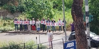 La protesta per la pensilina