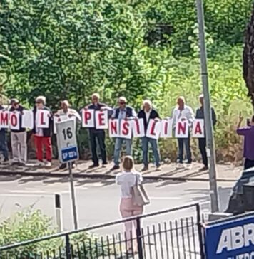 La protesta per la pensilina