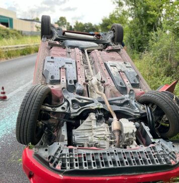 Si ribalta con l'auto, soccorsa da un finanziere di passaggio: è in codice rosso (VIDEO)