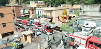 Vitinia, paura per un incendio dentro una palazzina: uomo trovato privo di sensi