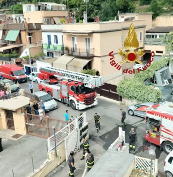 Vitinia, paura per un incendio dentro una palazzina: uomo trovato privo di sensi