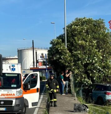Civitavecchia, incidente su via Aurelia: auto finisce contro muro