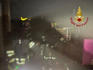 Pomezia, incendio a Cinecittà world: intervengono i vigili del fuoco 1