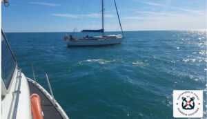 Fiumicino, una barca affonda e un’altra si incaglia tra gli scogli: interviene la Guardia Costiera