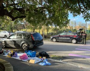 Ostia, controlli antidegrado: carabinieri sgomberano mercatino abusivo, Daspo urbano per nove persone 