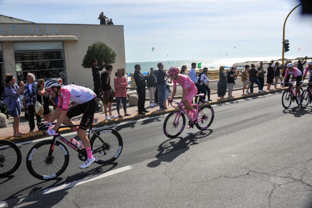 Giro d'Italia, Roma si prende il Gran Finale: il 31 maggio la passerella tra Ostia e il Circo Massimo 1 Da Roma a Ostia un serpentone di curiosi saluta il Giro d'Italia. Ostia in rosa