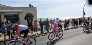 Da Roma a Ostia un serpentone di curiosi saluta il Giro d'Italia