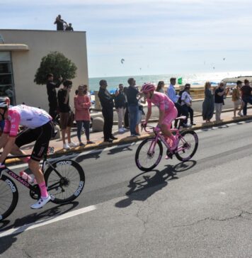 Da Roma a Ostia un serpentone di curiosi saluta il Giro d'Italia. Ostia in rosa
