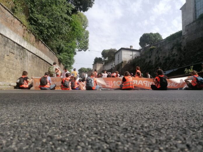 corteo seduto dal basso