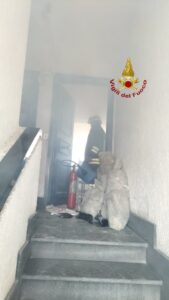 Vitinia, paura per un incendio dentro una palazzina: uomo trovato privo di sensi