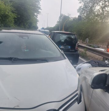 Incidente in via Ostiense: ferito un motociclista
